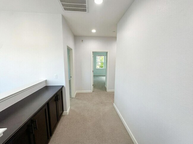 Building Photo - Beautiful 3BD Home in Hayward – Over 2,200 Sq Ft of Comfortable Living