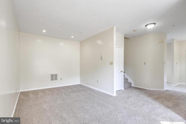 Building Photo - 2018 Cooper Point Ct