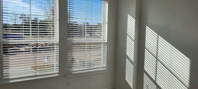 Building Photo - 619 Silver Pear Ct