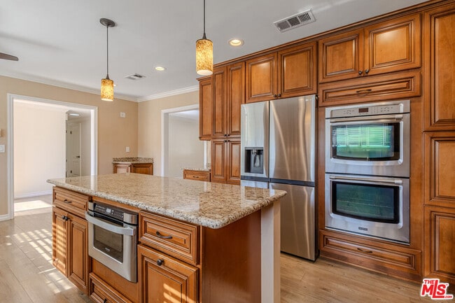 Building Photo - 1921 El Monte Dr