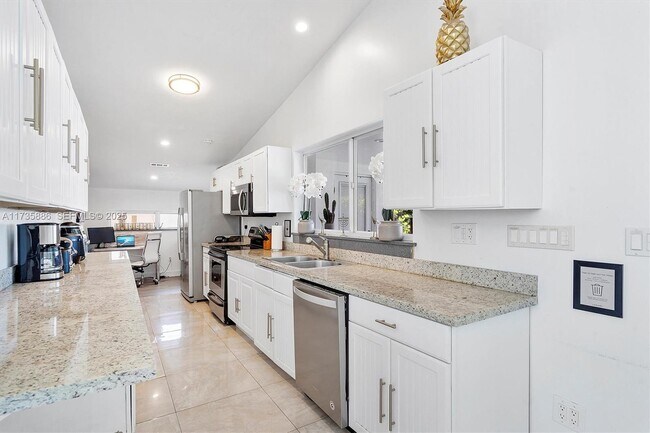 Building Photo - 2541 NE 195th St