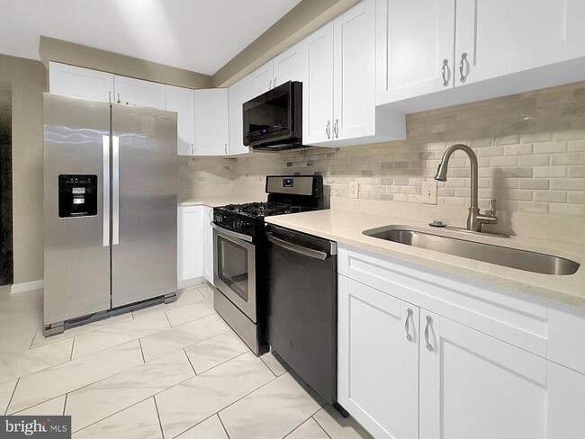 Building Photo - 1026 W Fayette St