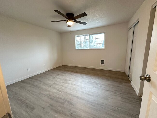 Building Photo - 3 Bedroom Cornelius Duplex, with Lots of U...
