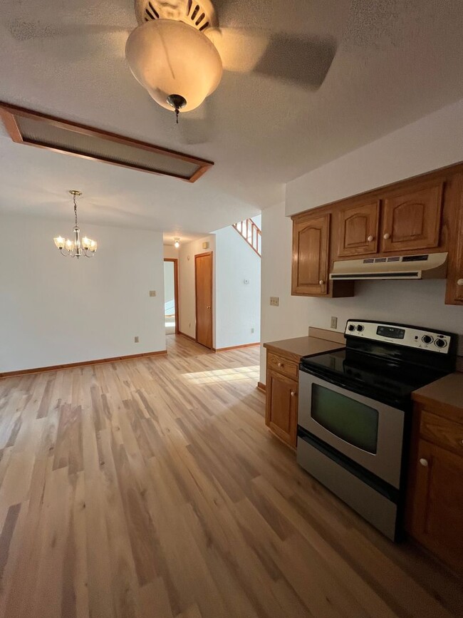 Building Photo - 3 Bedroom/2.5 Bathroom home available in M...