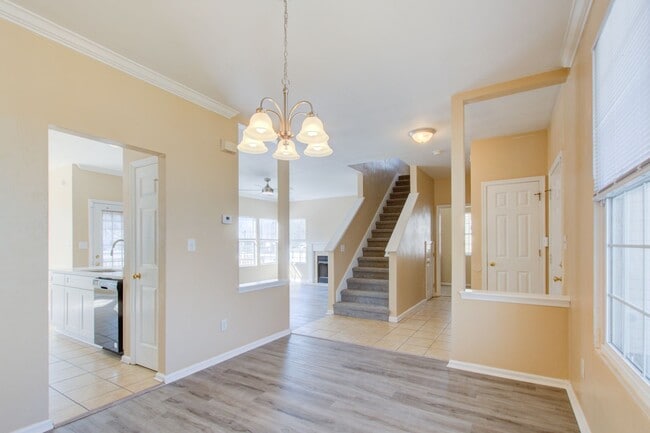 Building Photo - 3 Bed, 2.5 Bath Home Conveniently Located ...