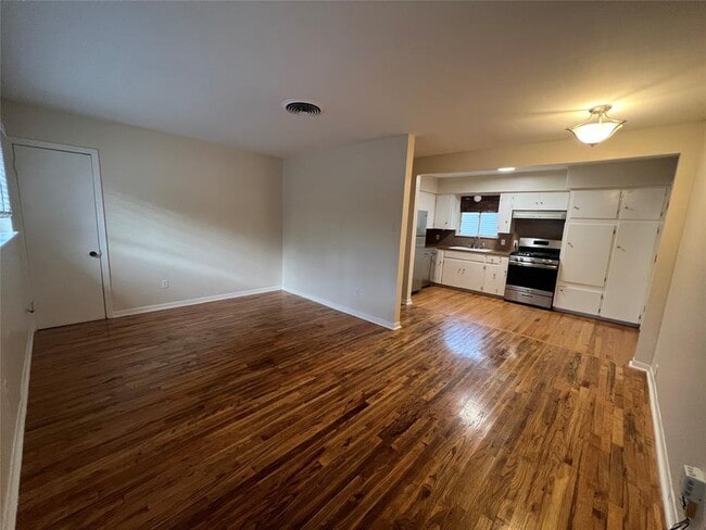 Building Photo - 907 Possum Trot St