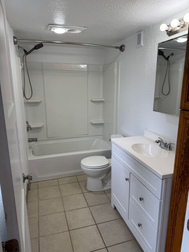 Building Photo - Updated 3 bedroom, 1 bath house in Springfield!