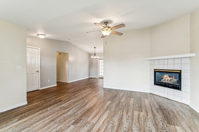 Building Photo - 2036 E Oakridge Ct