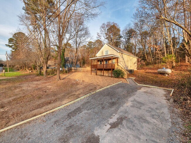 Building Photo - Adorable 3 BR 2 BA in Hixson