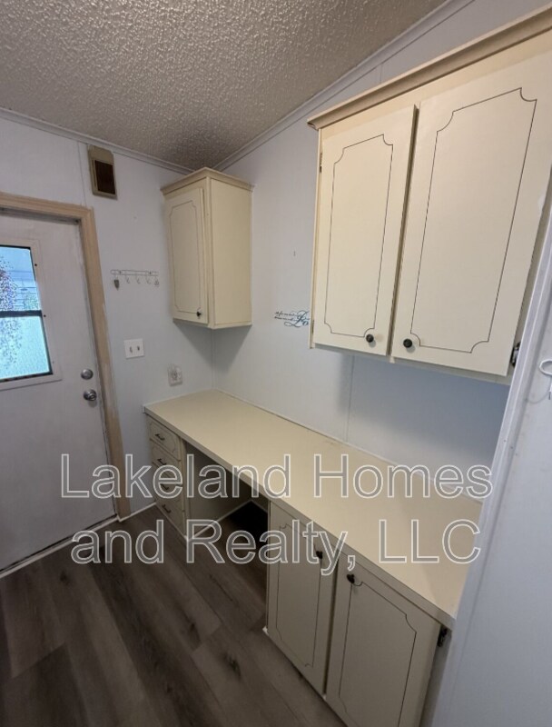 Building Photo - 1811 Sherwood Hill Dr