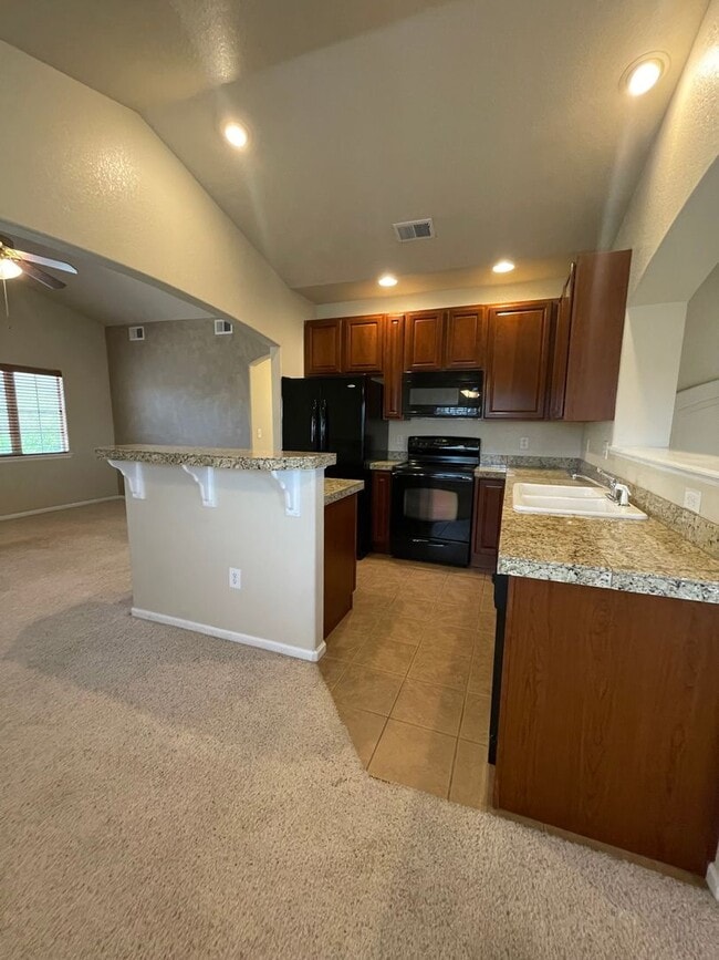 Building Photo - 2 bed/1 bath Townhome with Garage, Pool, Clubhouse