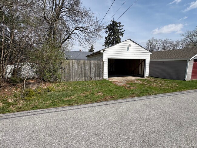 Building Photo - 645 Forest Ave