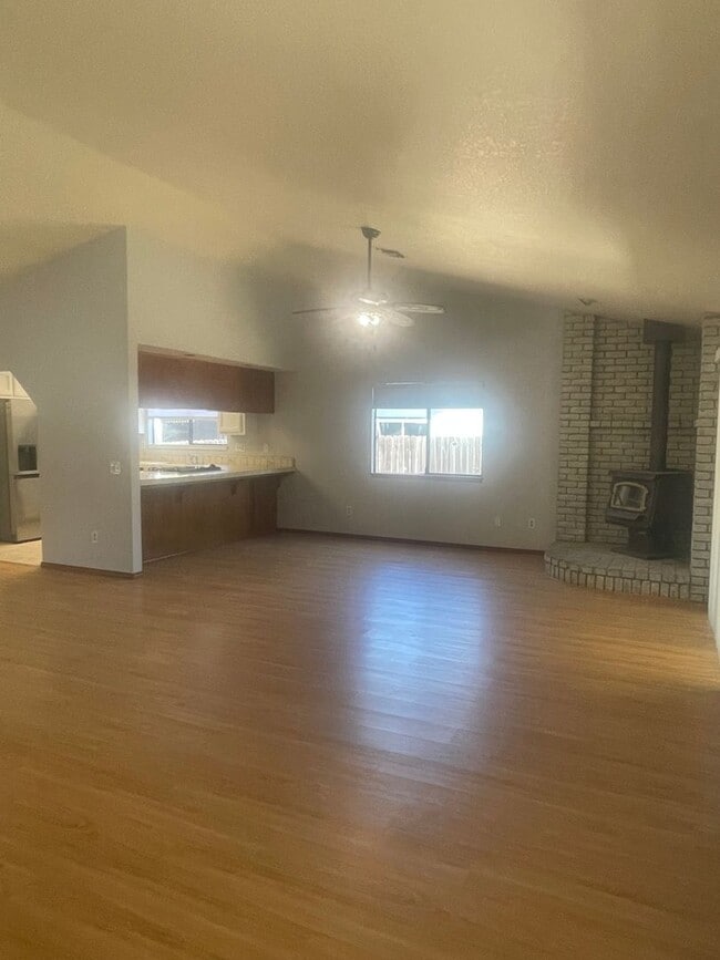 Building Photo - 651 Country Oak Dr