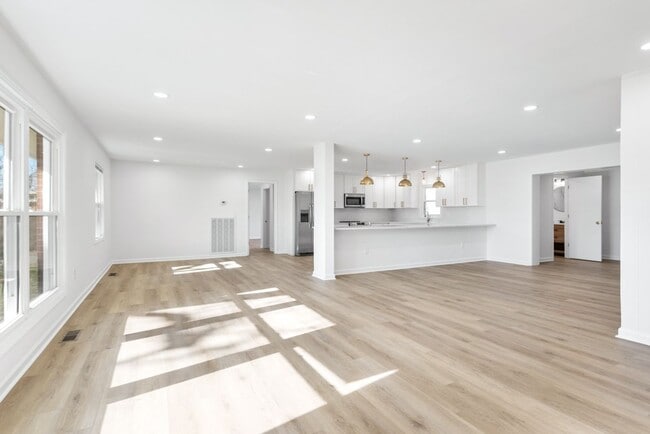 Building Photo - Renovated 4 Bed, 4 Bath Single Level Home, No HOA