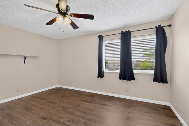 Building Photo - NE Affordable 2/BD 1/BA 1/CG 2nd Story NE Condo