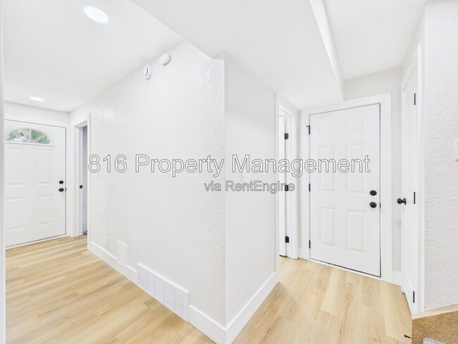 Building Photo - 9524 Manning Ave