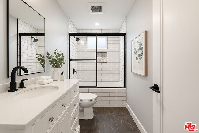 Building Photo - 1307 Tamarind Ave