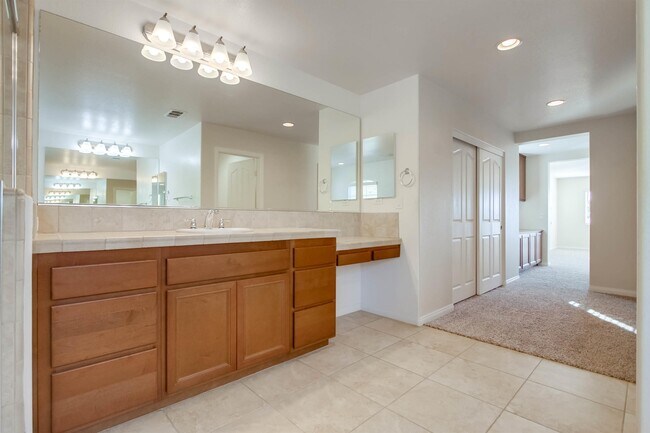 Building Photo - 1059 Vista Pointe Blvd