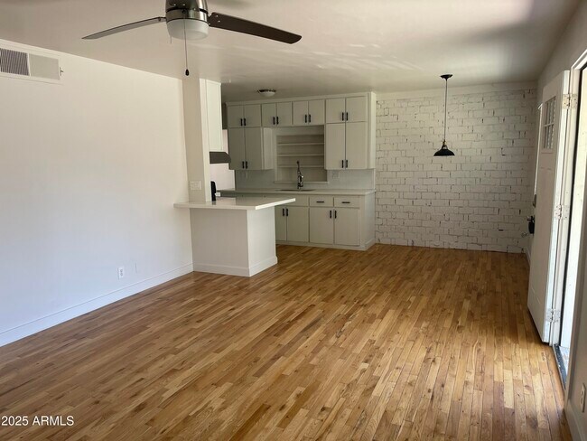 Building Photo - 106 E Linda Ln
