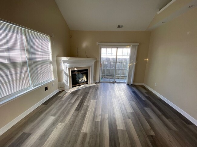 Building Photo - Spacious 4-Bedroom End-Unit Condo in Virgi...