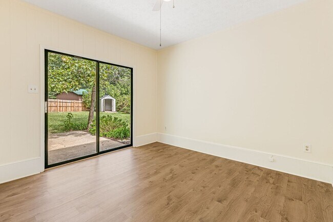 Building Photo - Lovely, Remodeled 3-Bedroom Home in West Asheville with Fenced-In Yard (6 or 12 Month Lease Options)