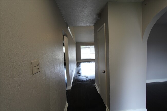Building Photo - 409 Riverbend St