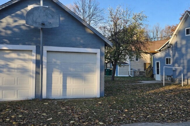 Building Photo - 1359 Oakes St