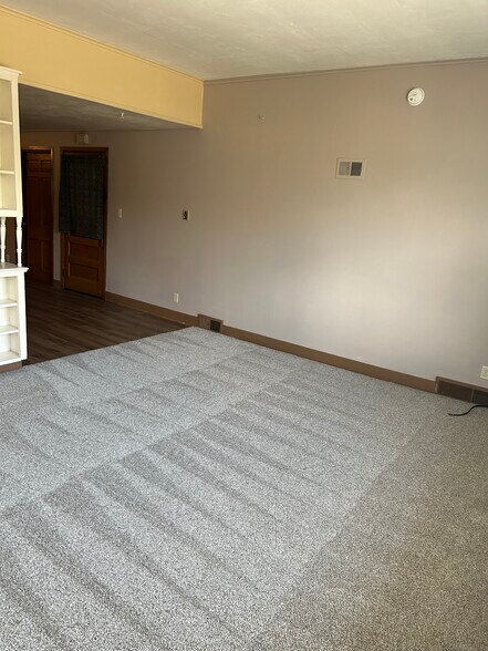 LR to Front Door - W4160 Main Rd