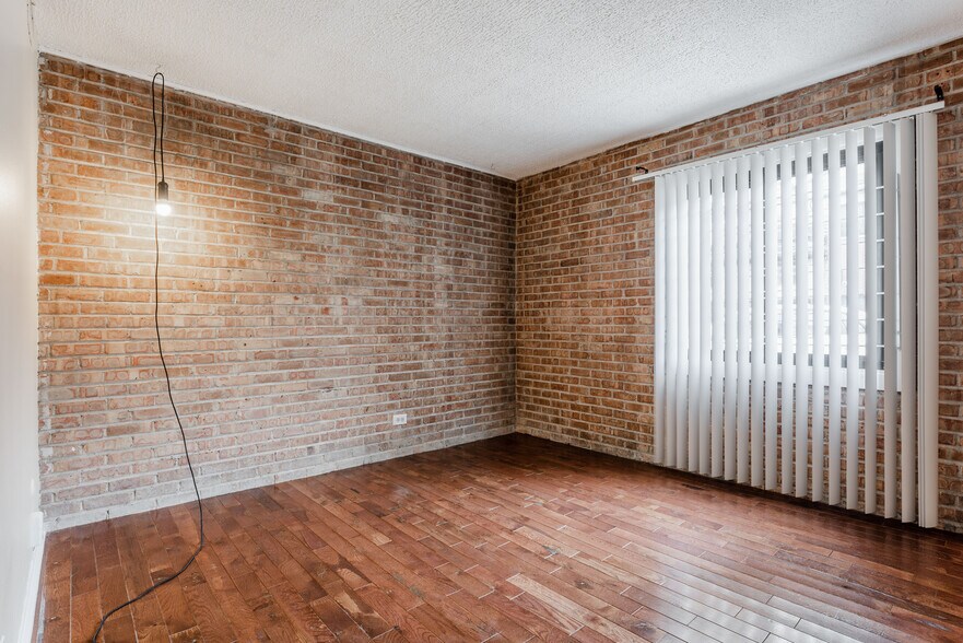 Building Photo - 715 W Diversey Pky