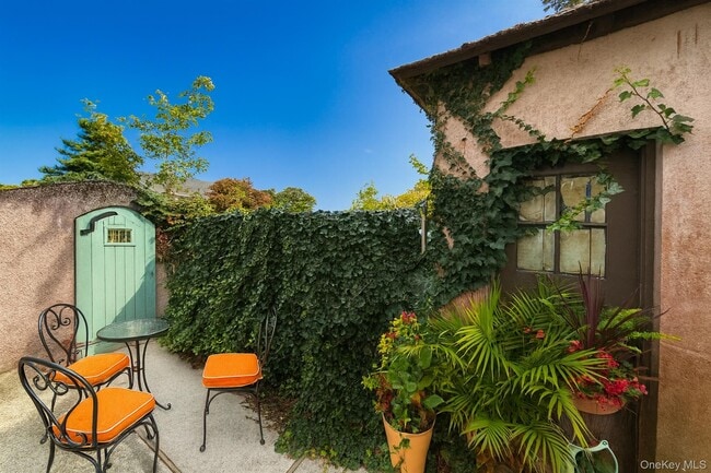 Building Photo - 34 Maple St