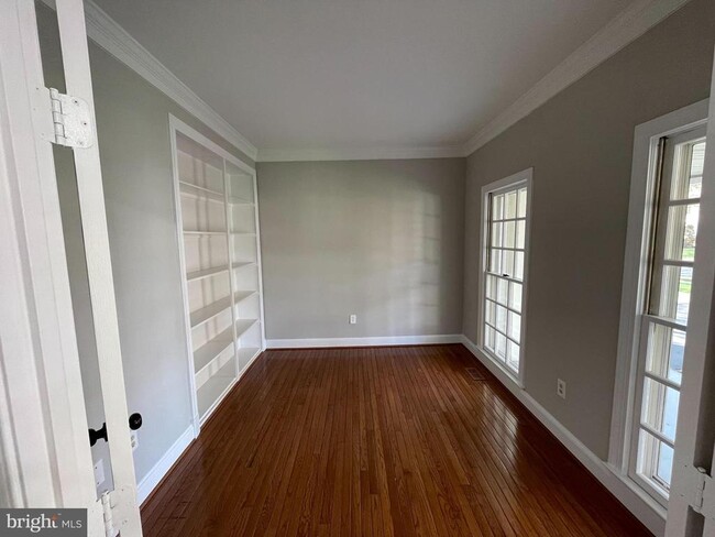 Building Photo - 9440 Flowerden Ln