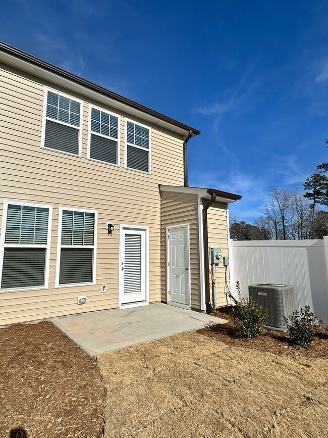 Building Photo - Spacious End Unit Townhome *New Constructi...