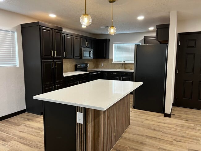 Building Photo - 905 La Charles Dr NE