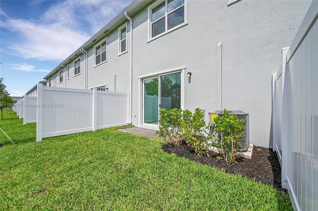Building Photo - 4548 Hollister Ave