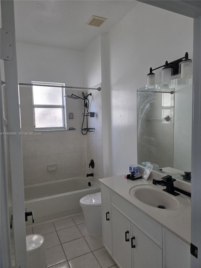 Building Photo - 3930 NE 12th Dr