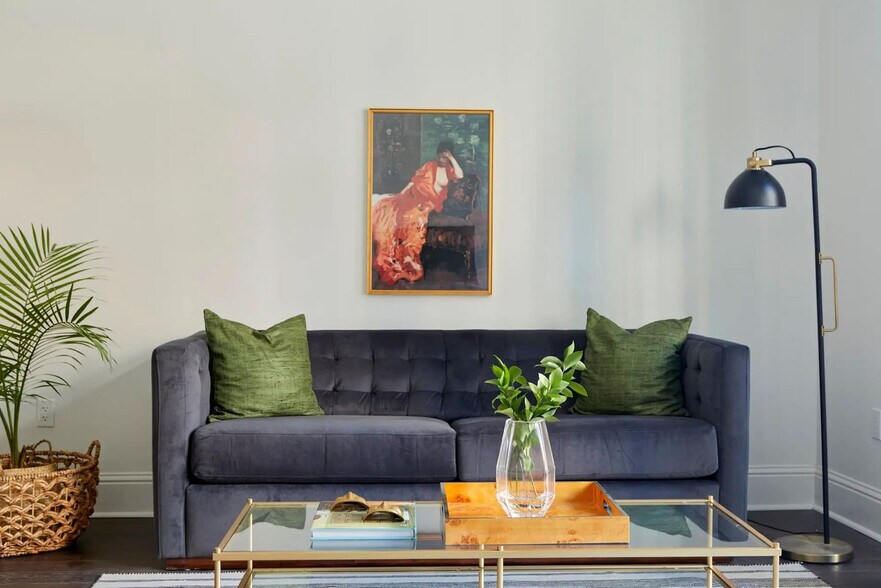 Primary Photo - 301 St Charles Ave