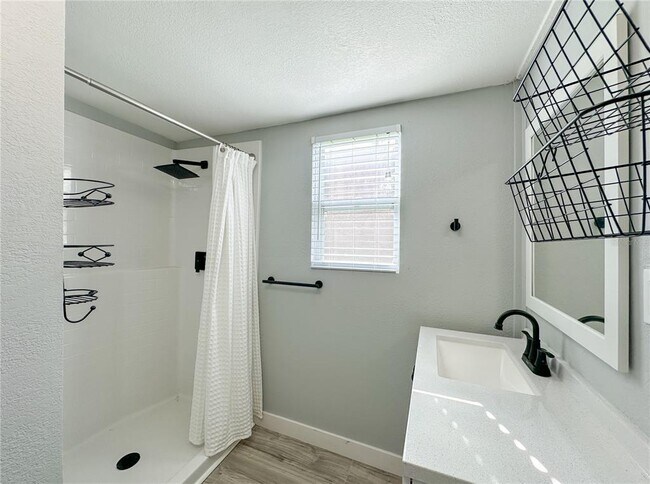 Building Photo - 634 Foster Ave