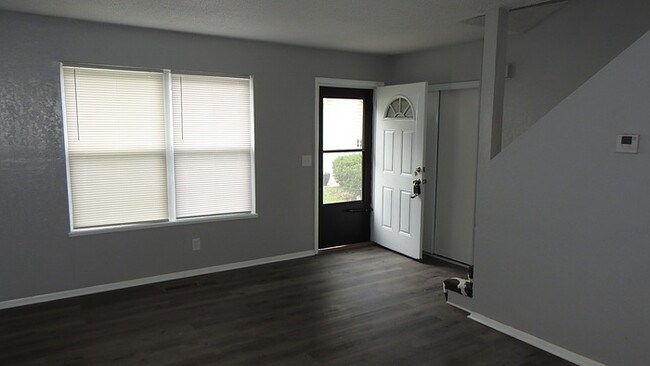 Building Photo - 3bed-2 full bath townhome for rent in Nort...