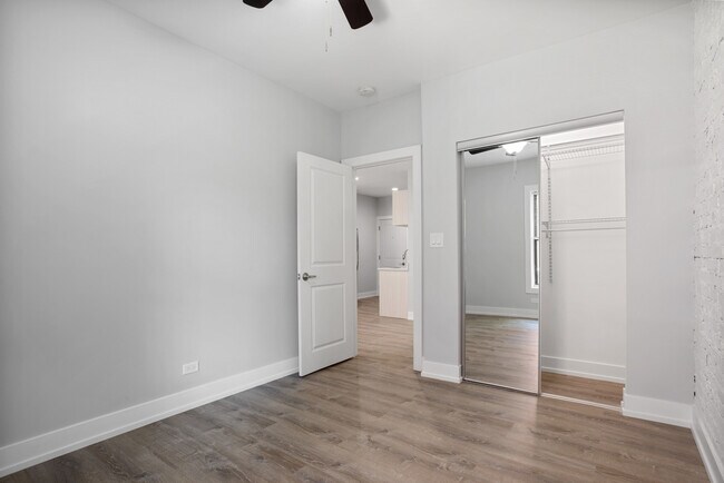 Building Photo - 1700 W Juneway Terrace
