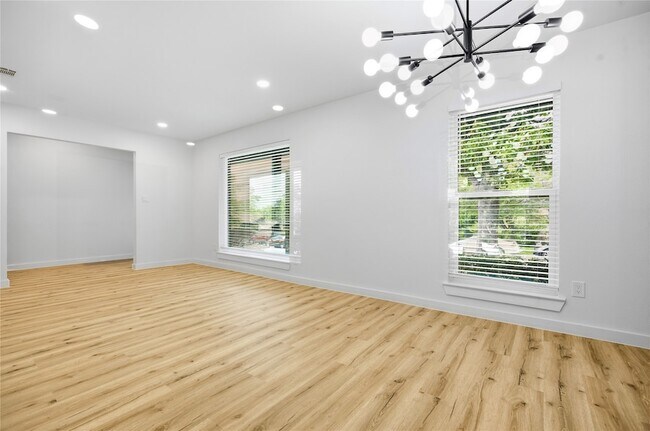 Building Photo - 3013 Conejos Dr
