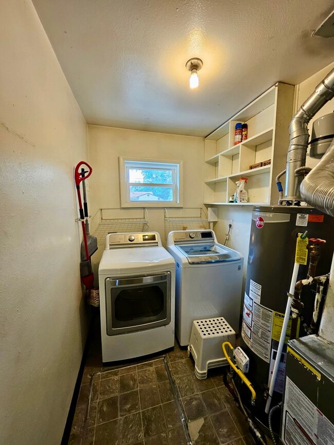 Building Photo - Updated one level ranch home close to UCCS!