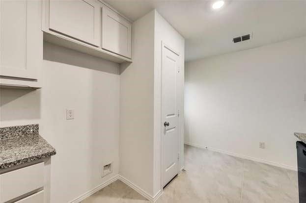 Building Photo - 9724 Skyhawk Ave