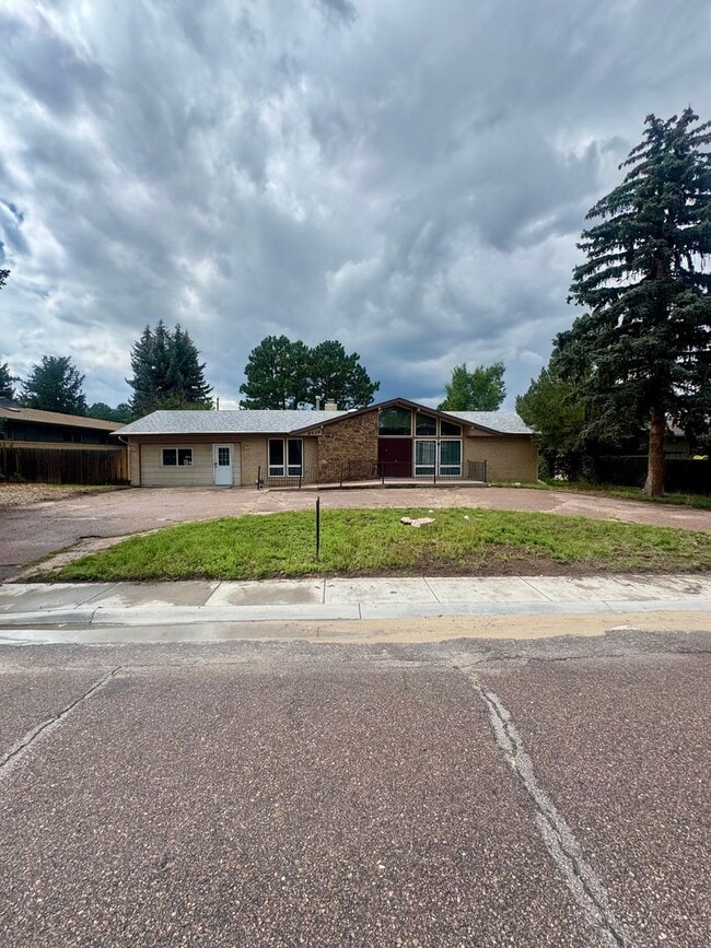 Primary Photo - 5 bedroom Ranch home in North Colorado Spr...