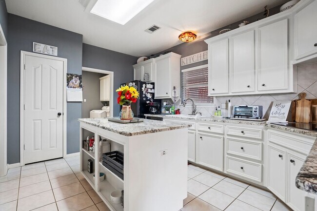 Building Photo - 9292 Deepwater Dr