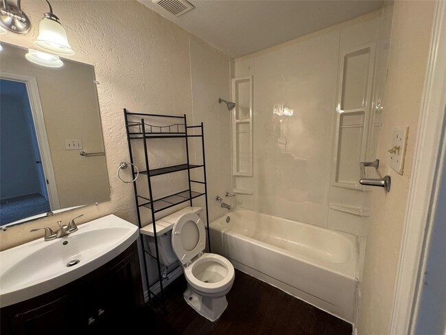 Building Photo - move in ready!