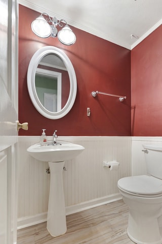 Building Photo - 817 Wellington Ave