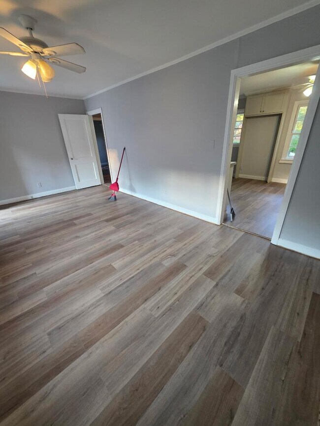 Building Photo - 8466 Fairview Dr