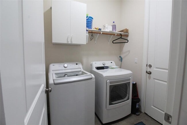 Building Photo - 15100 Iveans Way