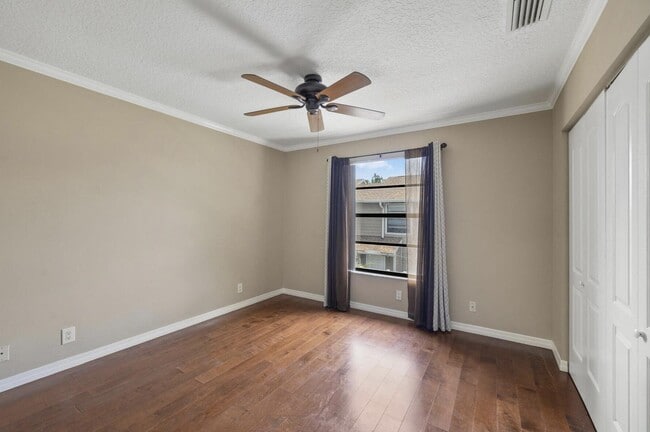 Building Photo - 402 Lakewood Ct