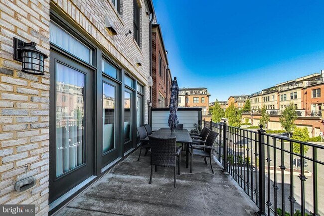 Building Photo - 10821 Symphony Park Dr